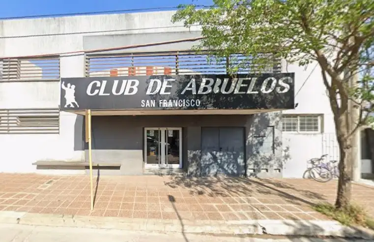 El Club de Abuelos está situado en San Luis 1056.