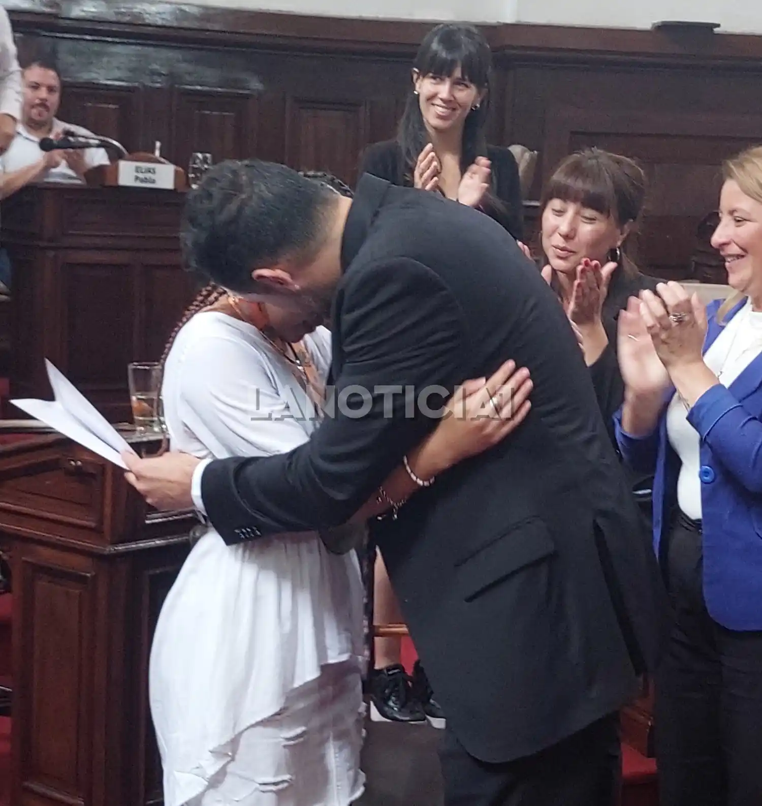 El presidente del CD, Marcelo Galland, abraza a Mayra que está muy emocionada luego de su discurso.