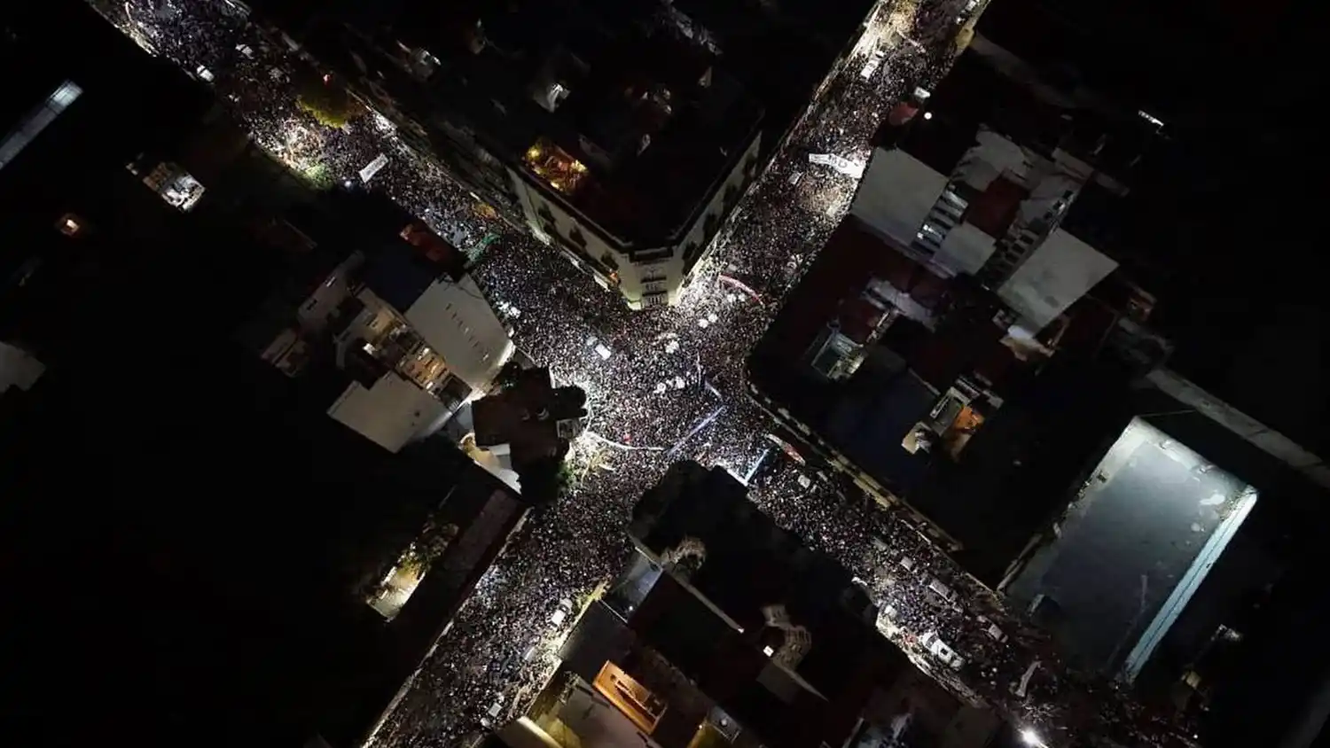 Multitudinaria movilización a la casa de Cristina para respaldarla luego del fallo de la Corte.