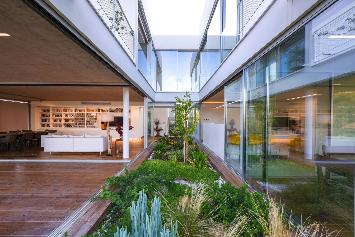 Los beneficios de los jardines y huertas interiores