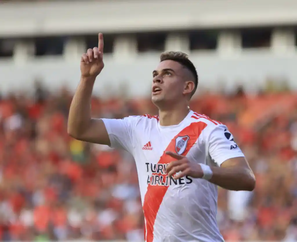River se llevó el clásico y está en la punta