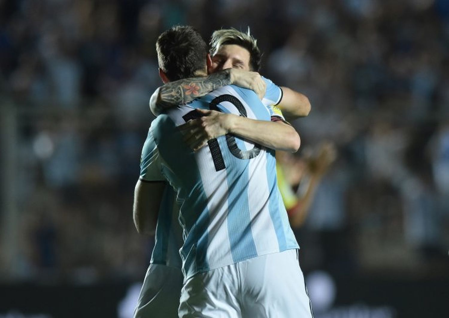 Con un Messi iluminado, Argentina se repuso y respira