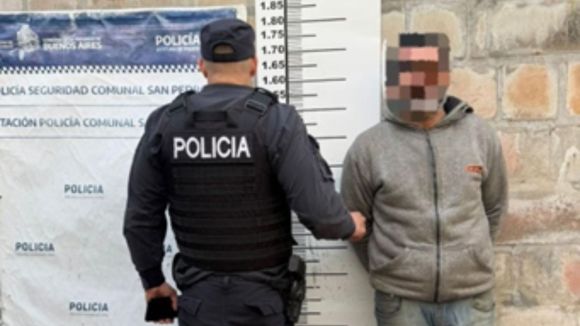 Terminó en la comisaría por haber dañado el espejo retrovisor de una camioneta
