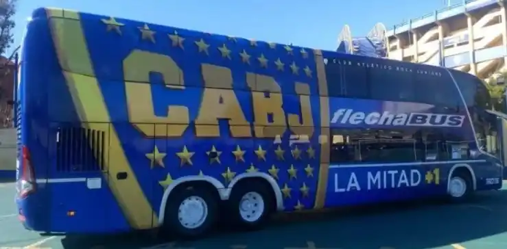 Tras los incidentes en la Superfinal, Boca blindó el micro que transporta al plantel de Primera
