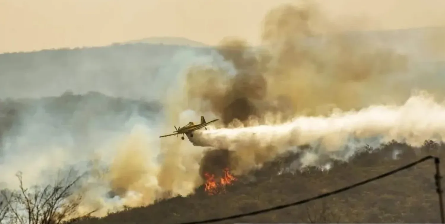 El fuego en San Marcos Sierras registra menor actividad y no representa riesgo de para las viviendas.