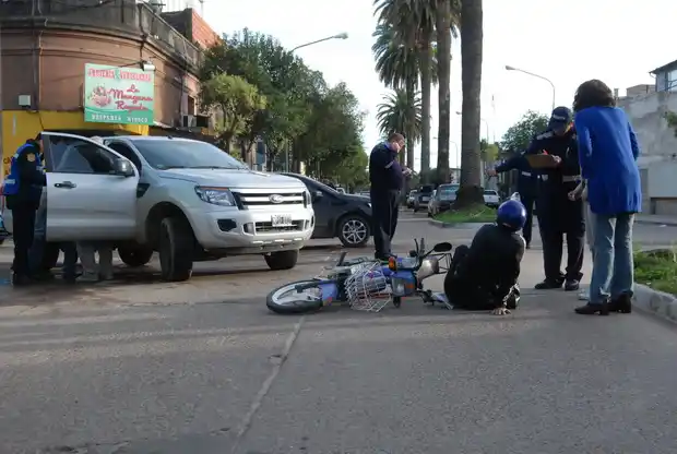 El primer accidente del día: chocaron una moto y una camioneta 
