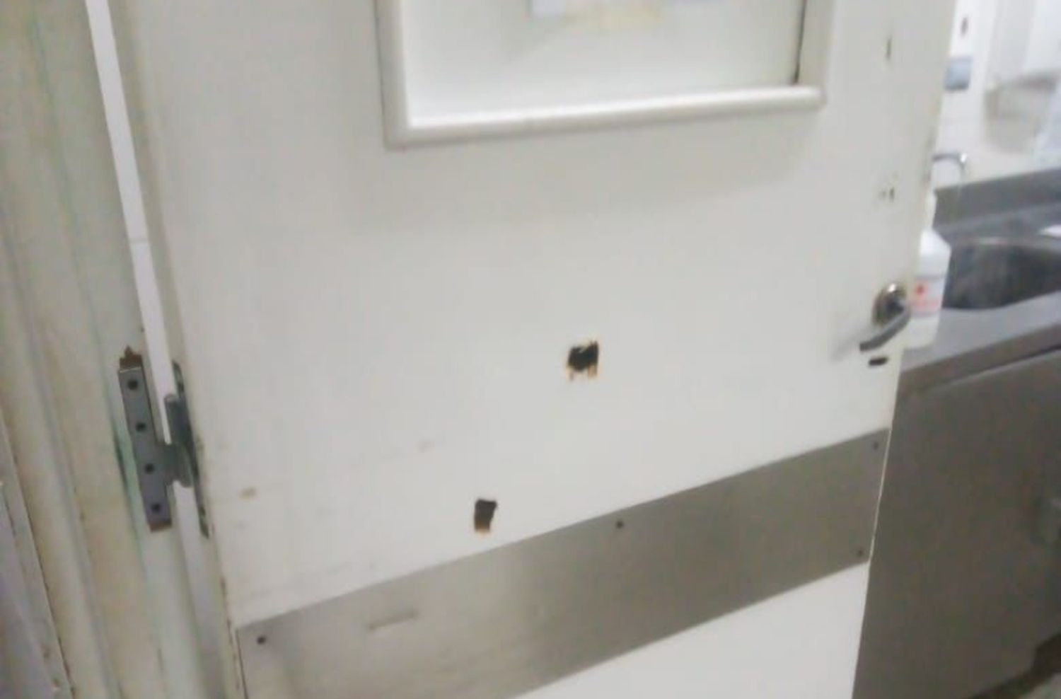 No lo atendieron rápido en la guardia del hospital y rompió la puerta