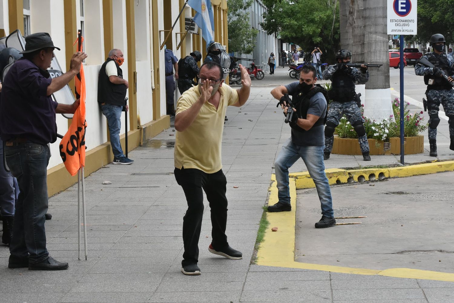 Cuarentena estricta en Formosa: Tras la protesta y represión, los bares abrieron y mucha gente salió a la calle igual 