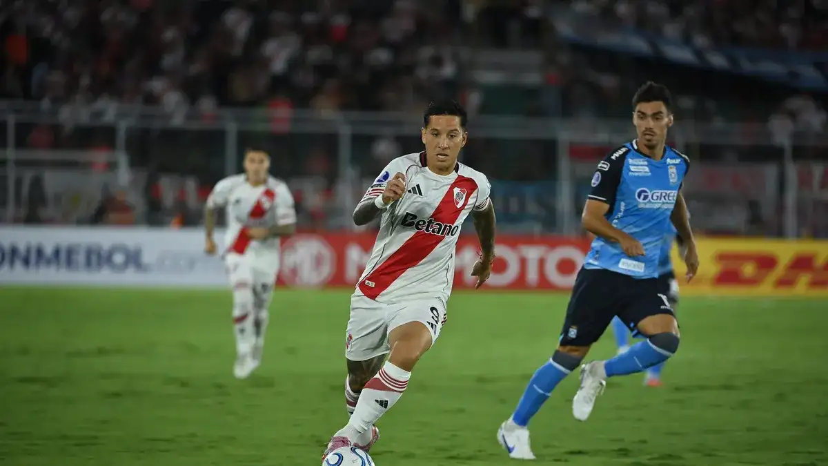 River rescató un empate en Bolivia con una temprana expulsión que lo condiciono