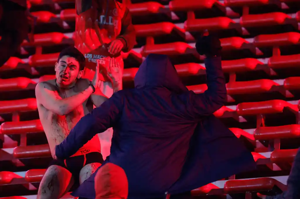 Los serios incidentes entre las barras de U de Chile e Independiente