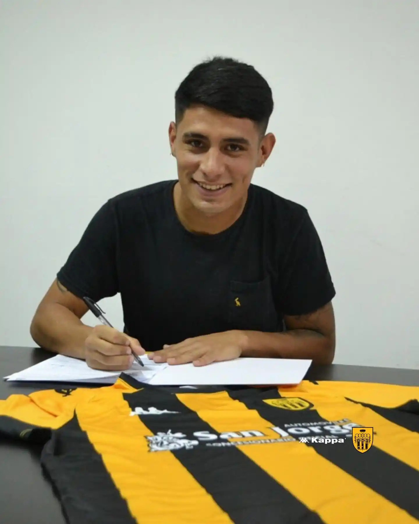Marín firmó su contrato con Santamarina. (Foto de prensa de Santamarina).