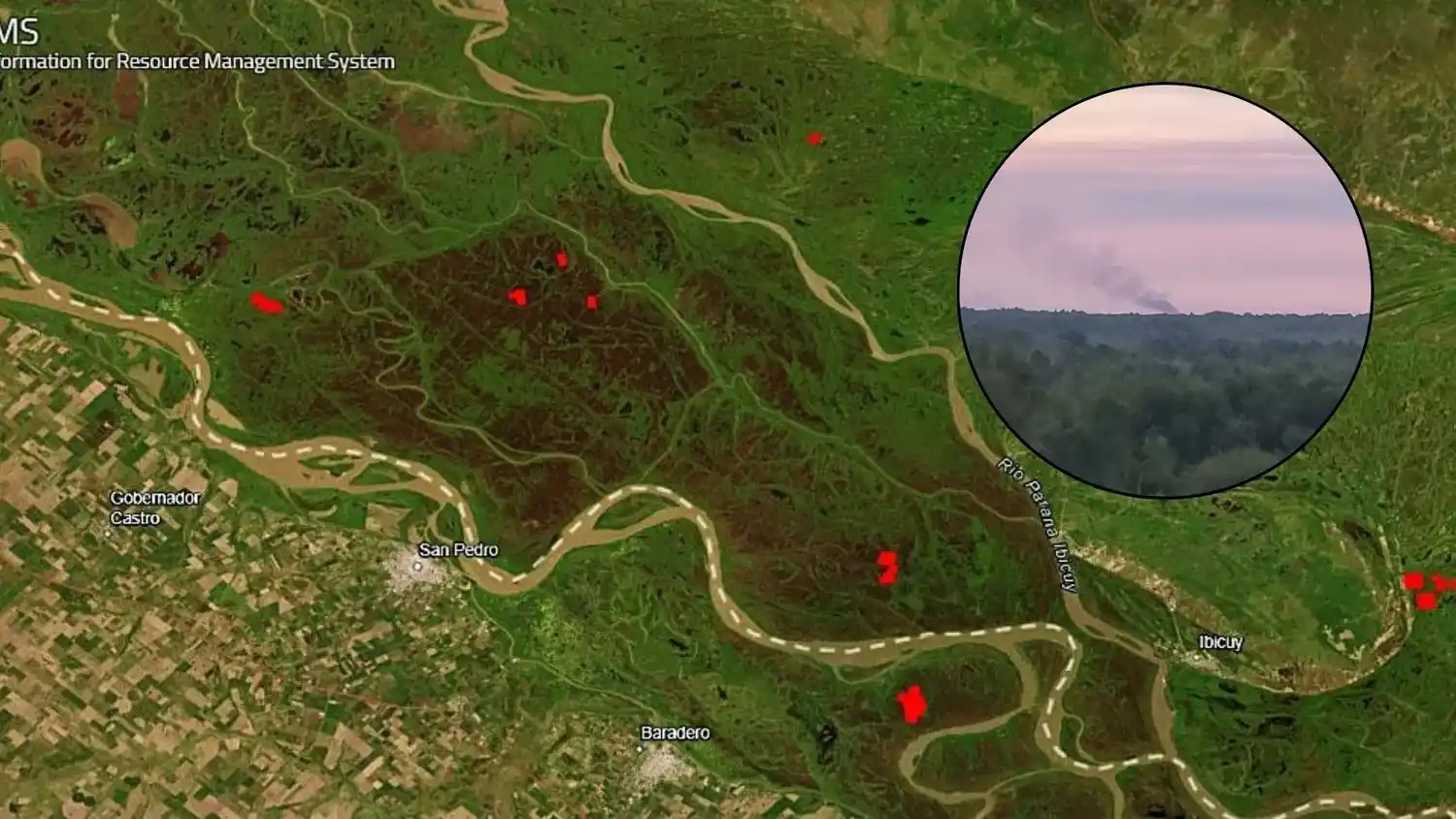 Los puntos rojos son los focos localizados satelitalmente por el Sistema de Información sobre Incendios (FIRMS).