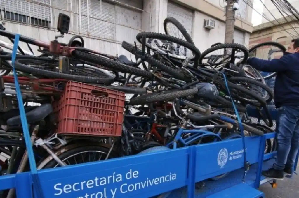 Retiran autos, motos y bicicletas de la comisaría 2da de Rosario