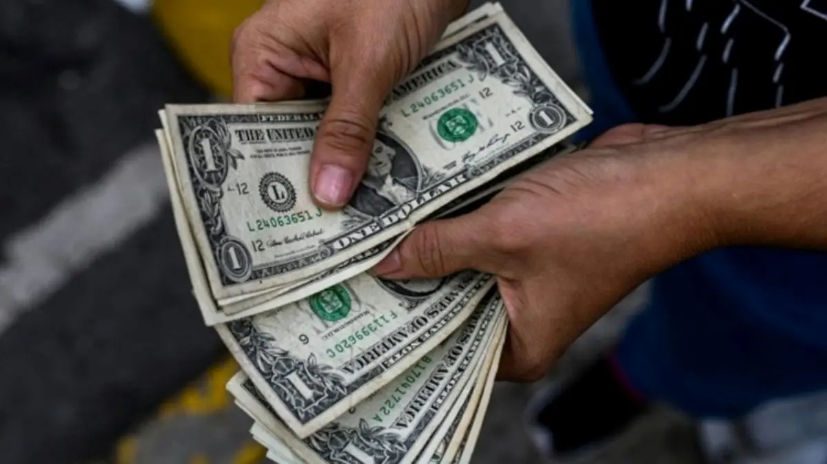 ¡NO ES VIERNES NEGRO, PERO SÍ OSCURO! Dólar paralelo pegó el salto hasta los 28 bolívares