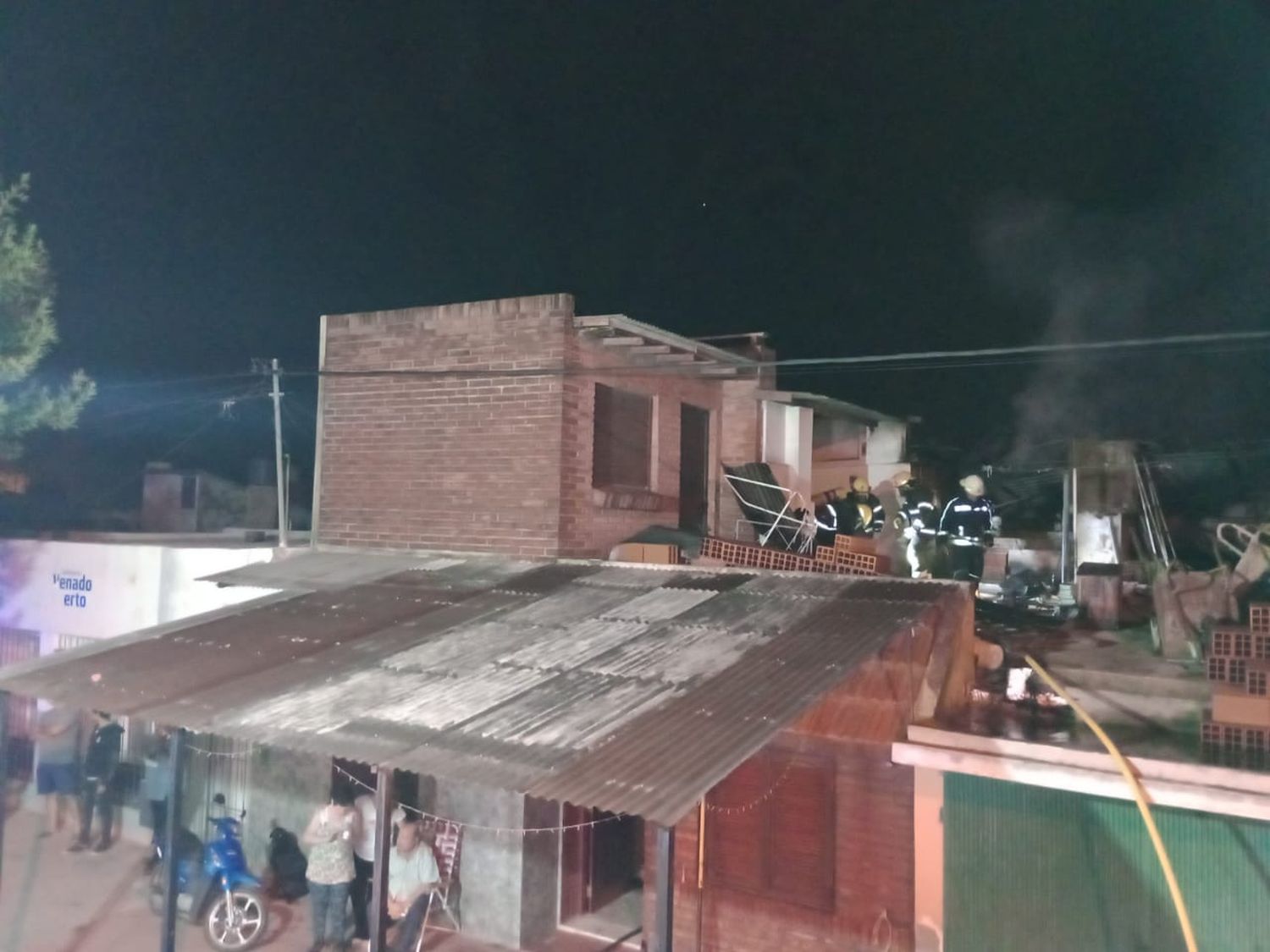 El foco ígneo comenzó en una construcción ubicada en la terraza del inmueble. Foto: Bomberos Voluntarios de Venado Tuerto