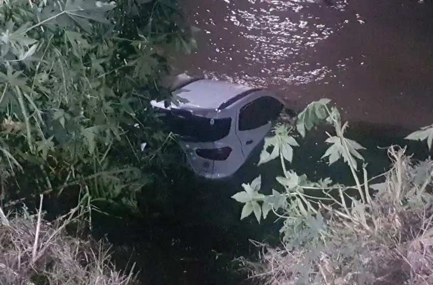 Una camioneta terminó hundida en el Paraná