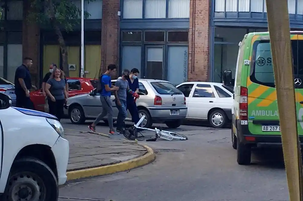 Ciclista lesionado al colisionar con un auto en el centro de la ciudad