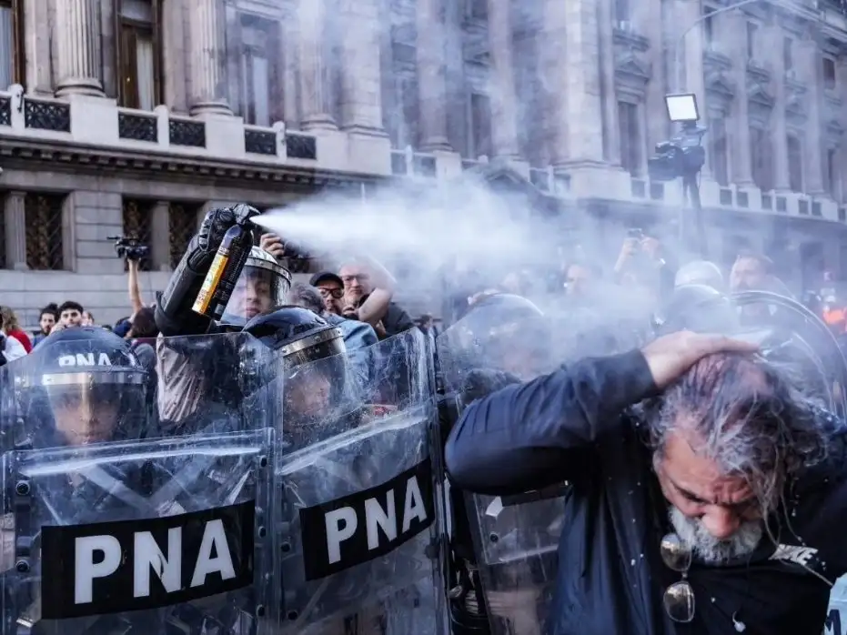 Violencia, detenciones y el uso de armas peligrosas