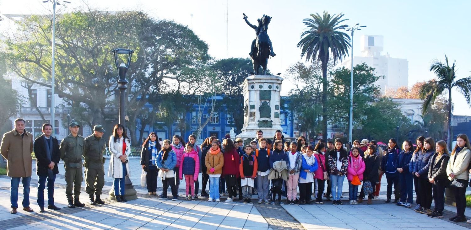  En homenaje a Manuel Belgrano  se izaron las banderas, en plaza 25 de Mayo