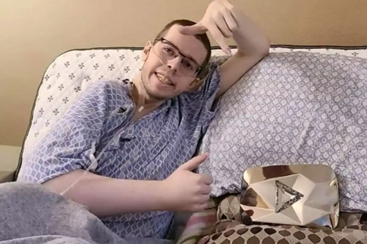 Quién es el joven youtuber seguido por millones de niños y adolescentes que murió de cáncer