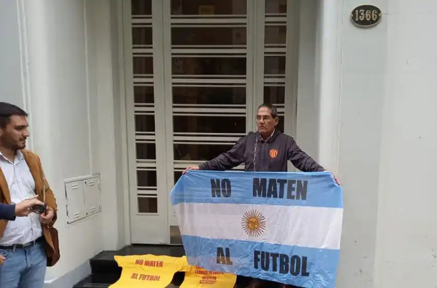 El vicepresidente de Sarmiento de Chaco se encadenó en la puerta de AFA