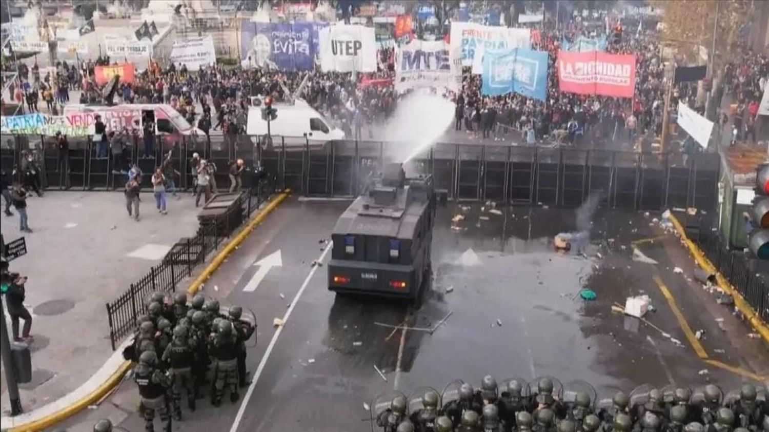 Más disturbios y tensión en el Congreso: manifestantes arrojaron piedras y bombas molotov contra la policía