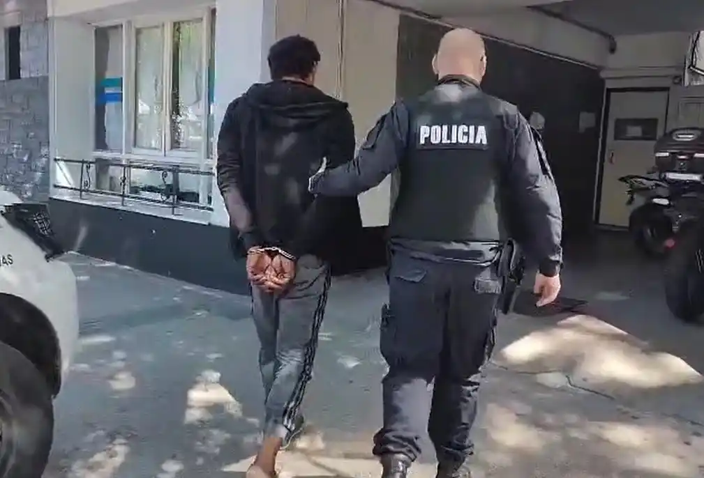 El sujeto fue detenido en la zona de las vías del tren, entre Belgrano y Moreno.