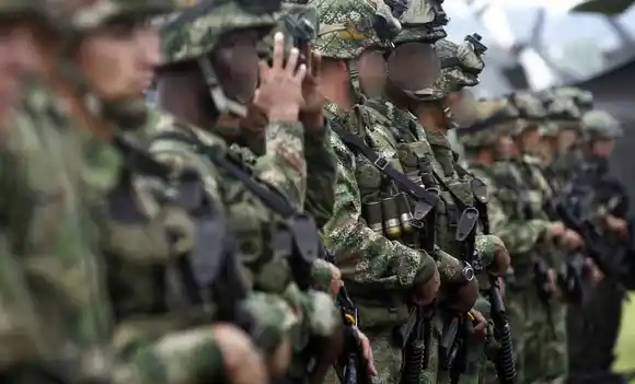 Más de 50 soldados retenidos por pobladores en un pueblo dominado por la guerra en COLOMBIA