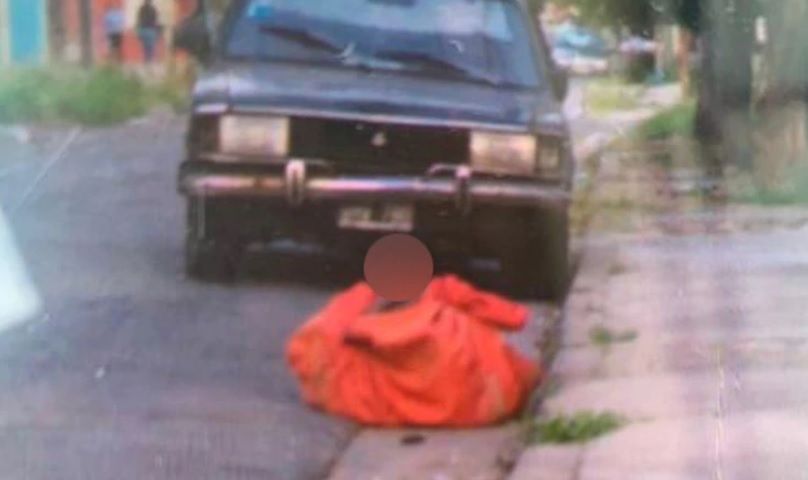 Femicidio: ¿quién es la mujer asesinada y arrojada a la calle en una sábana?