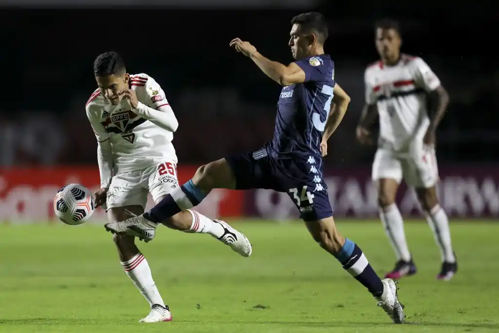 Racing se agigantó en Brasil y sacó el boleto a octavos
