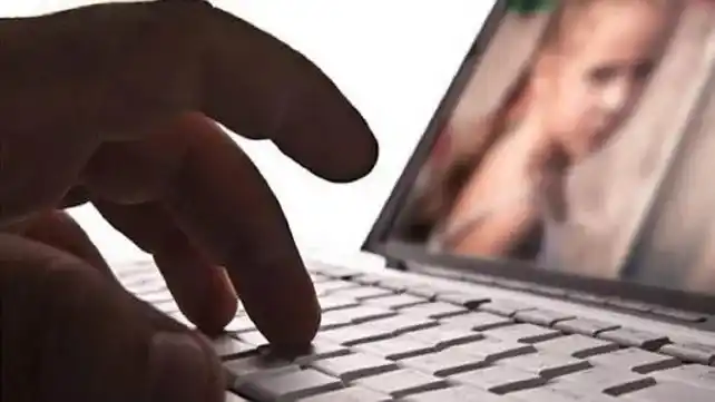 Detienen a un pedófilo que traficaba imágenes de sus sobrinos