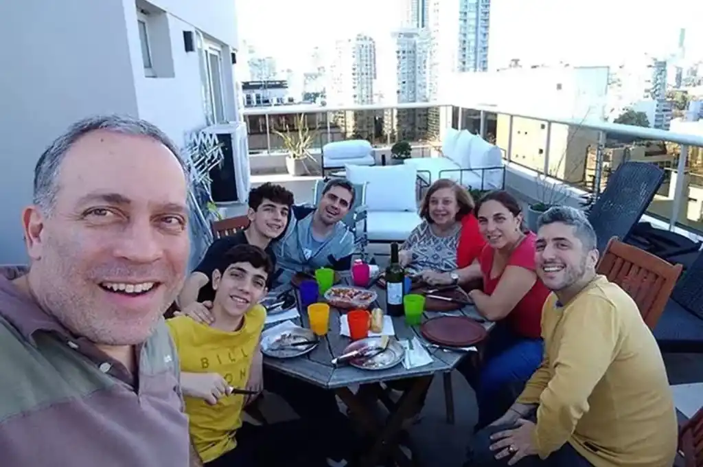 Jey Mammón compartió una foto familiar en redes sociales y recibió el apoyo de varios famosos