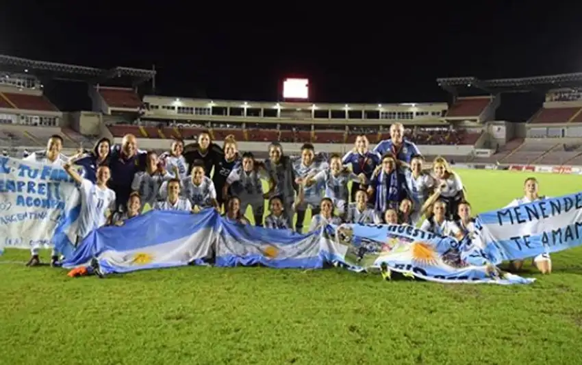 Con la tandilense Barroso de titular, la selección de fútbol femenino clasificó al Mundial