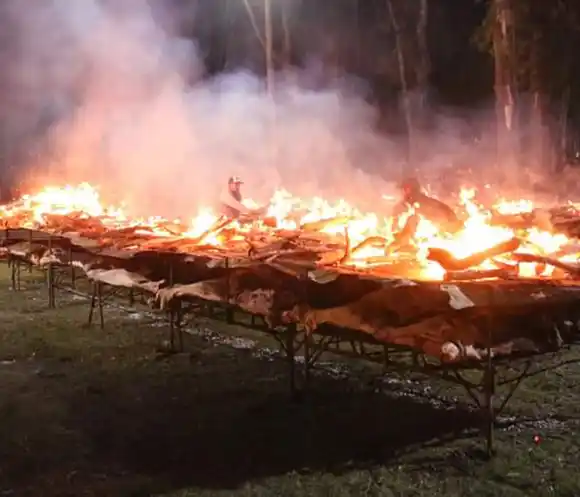 Fiesta de la Vaquillona asada con cuero de General Pinto: 30 mil kilos de leña y más de doce horas de cocción