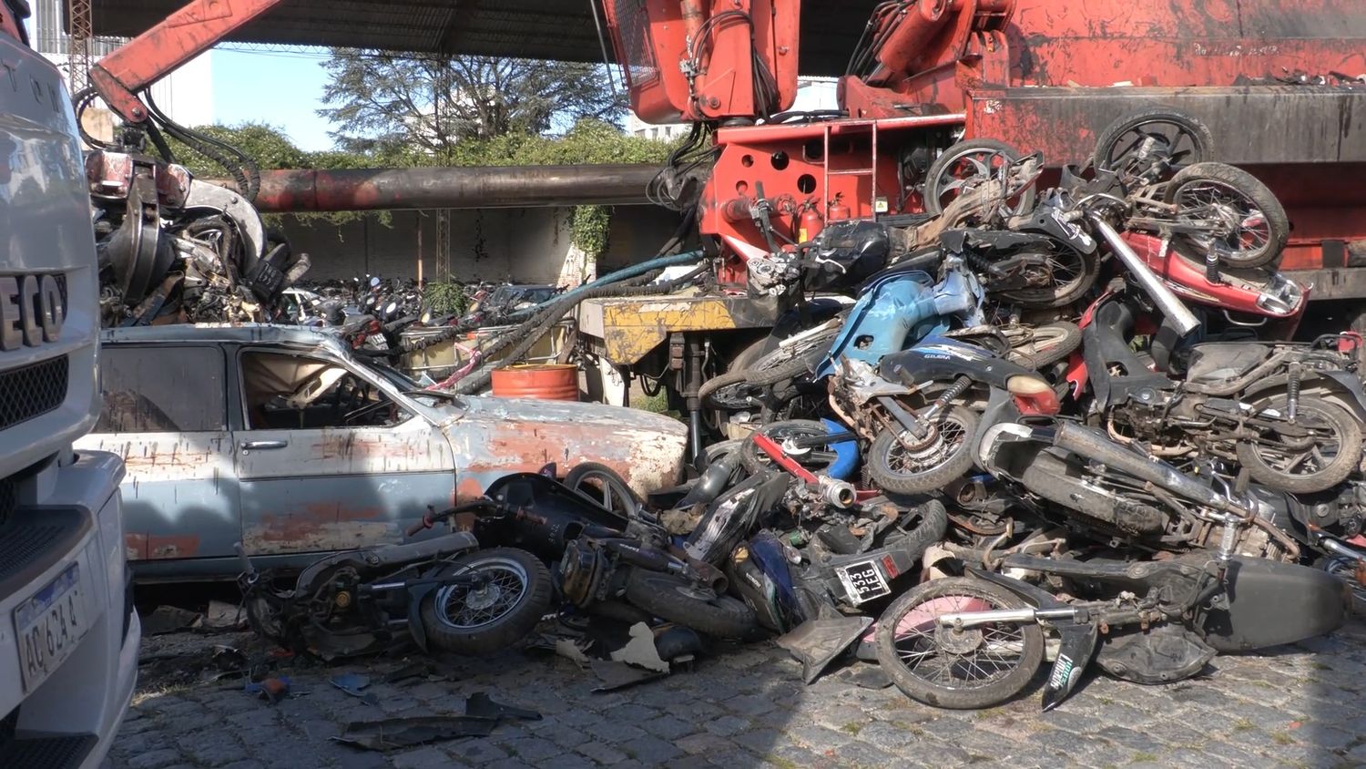 Compactación de autos y motos en el predio de Santamarina 450