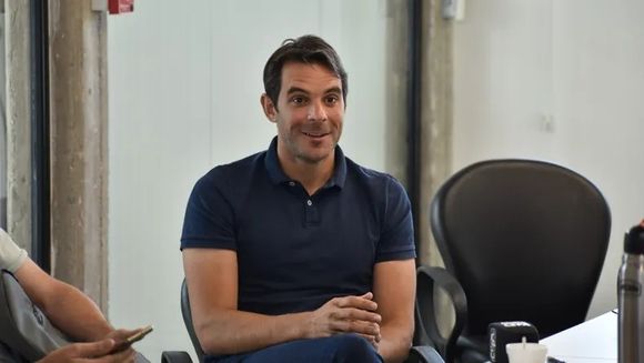 Manuel Passaglia encabeza la lista de "Hechos" en la segunda sección y sostiene que la alianza LLA-PRO es "sometimiento"