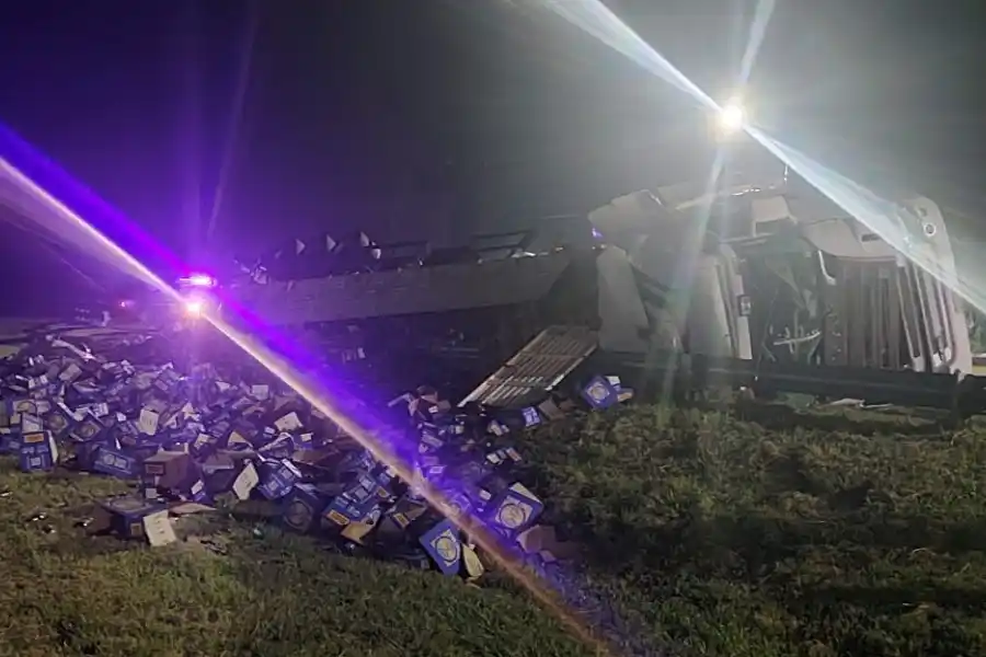 Un camión cargado con fernet volcó en Ruta Nacional 11 y perdió gran parte de la carga