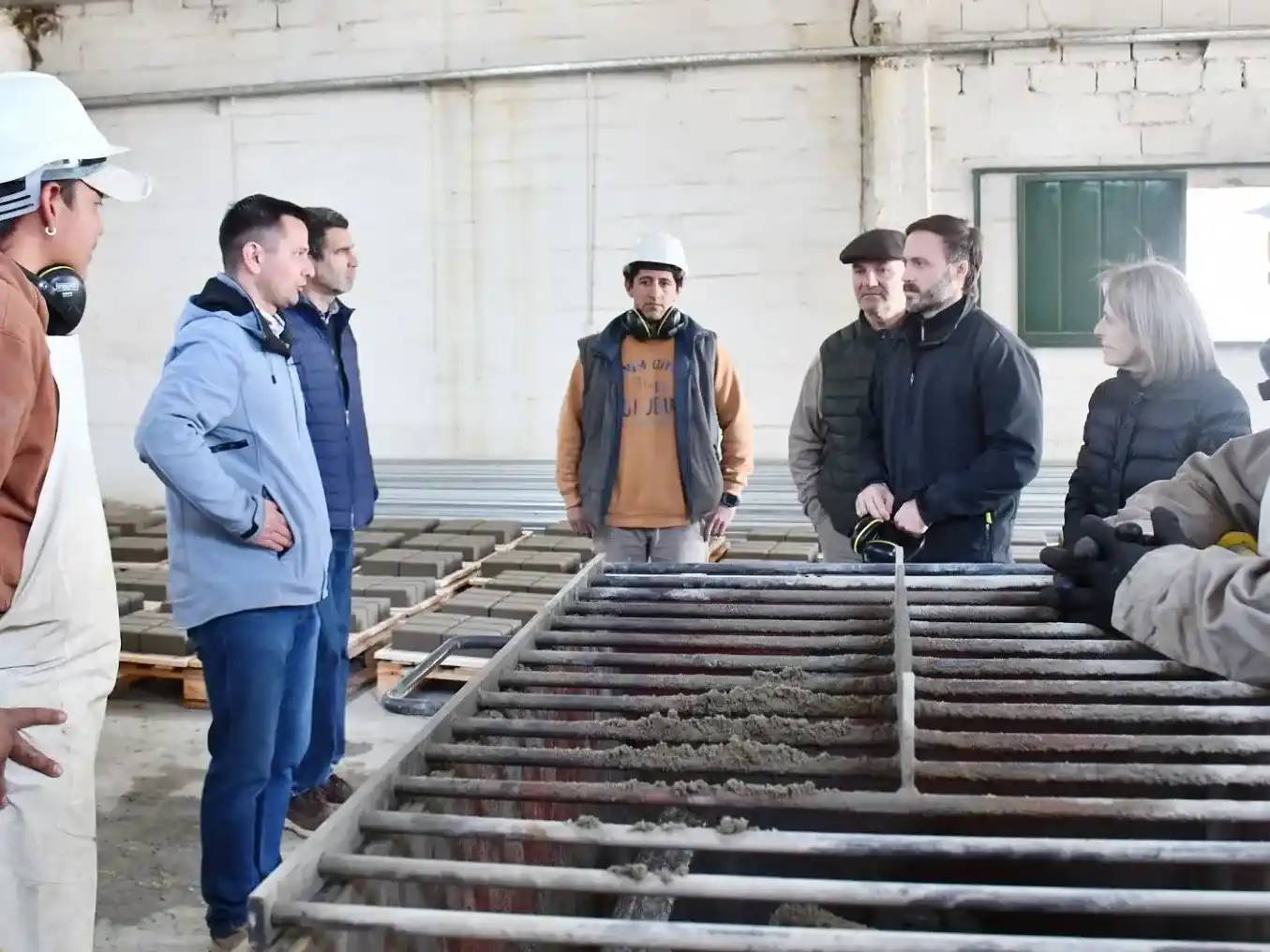 Azcué en la nueva planta municipal de adoquines: “seguimos invirtiendo y creciendo en infraestructura”