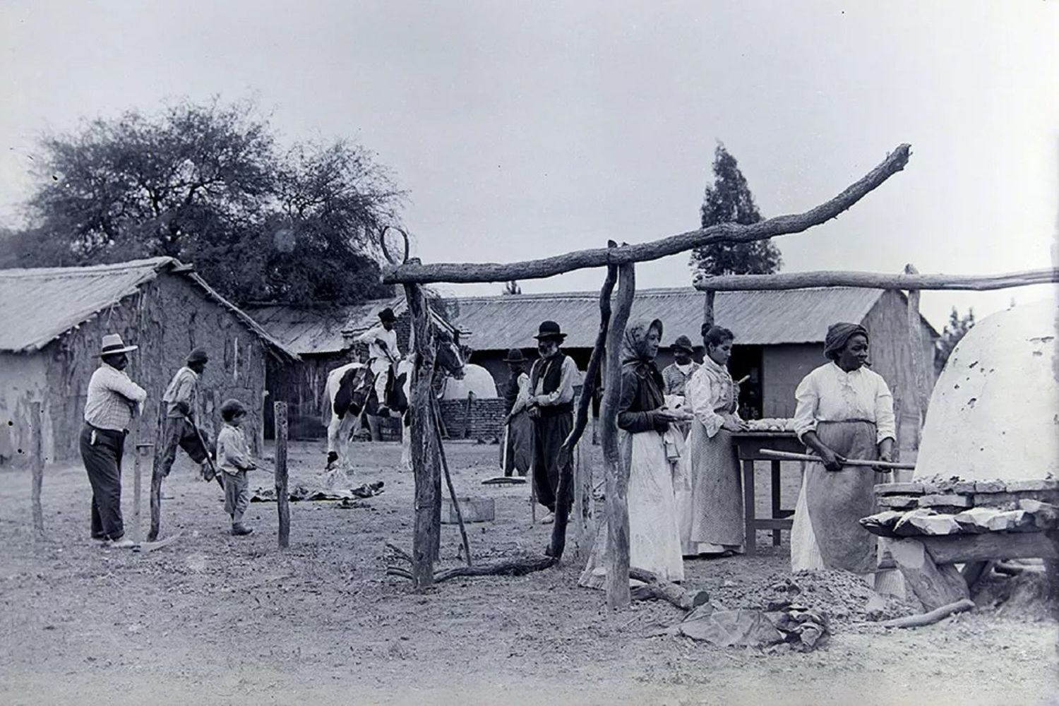 Fotografía de Aminthe Geoffroy, "Escena rural: horneando empanadas". Fechada en 1900 - Villa Urquiza. Gentileza Museo "Aceñaloza" - Museo Histórico de Entre Ríos "Martiniano Leguizamón". Puesta en exhibición Federico García 2007