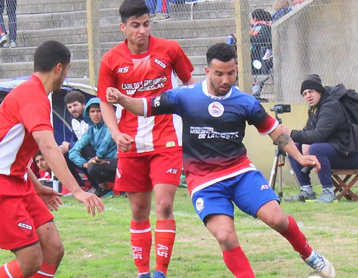 Le viene pisando los talones
