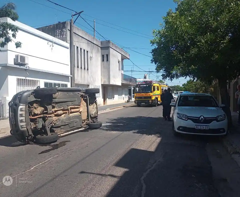 Un automóvil volcó luego de haber colisionado con otro