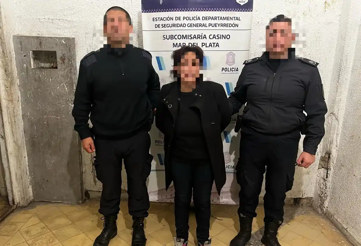 La víctima relató que la agresora le apoyó un elemento punzante a la altura de las costillas y le exigió que permaneciera quieto.