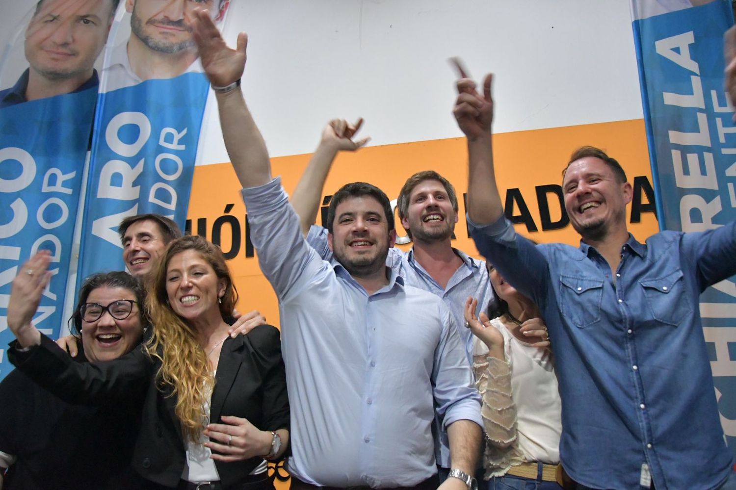 Leonel Chiarella festejando junto a los candidatos electos al concejo y Juani Pellegrini.