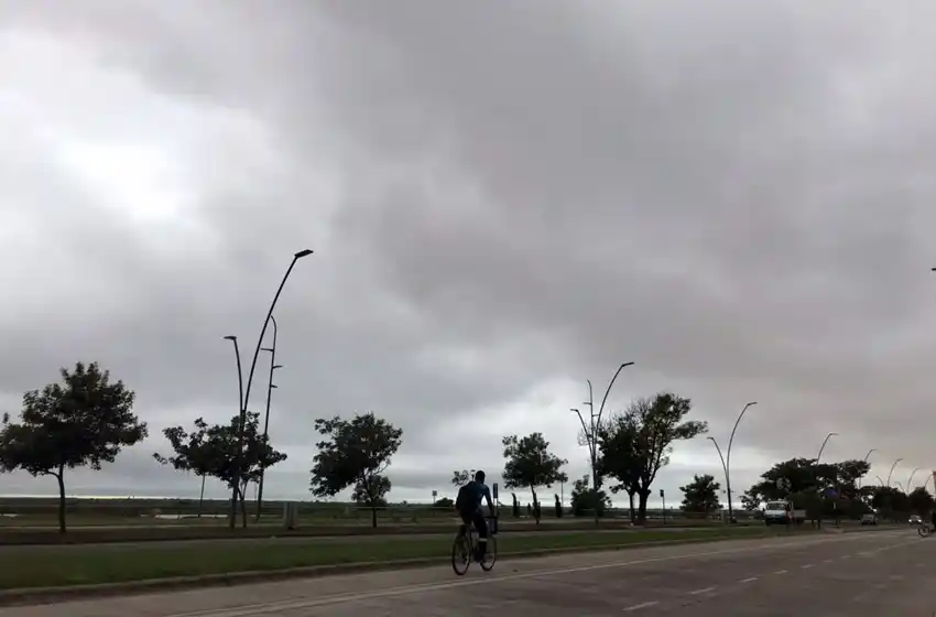 El sábado recibe a Rosario con nubes, humedad y baja temperatura.