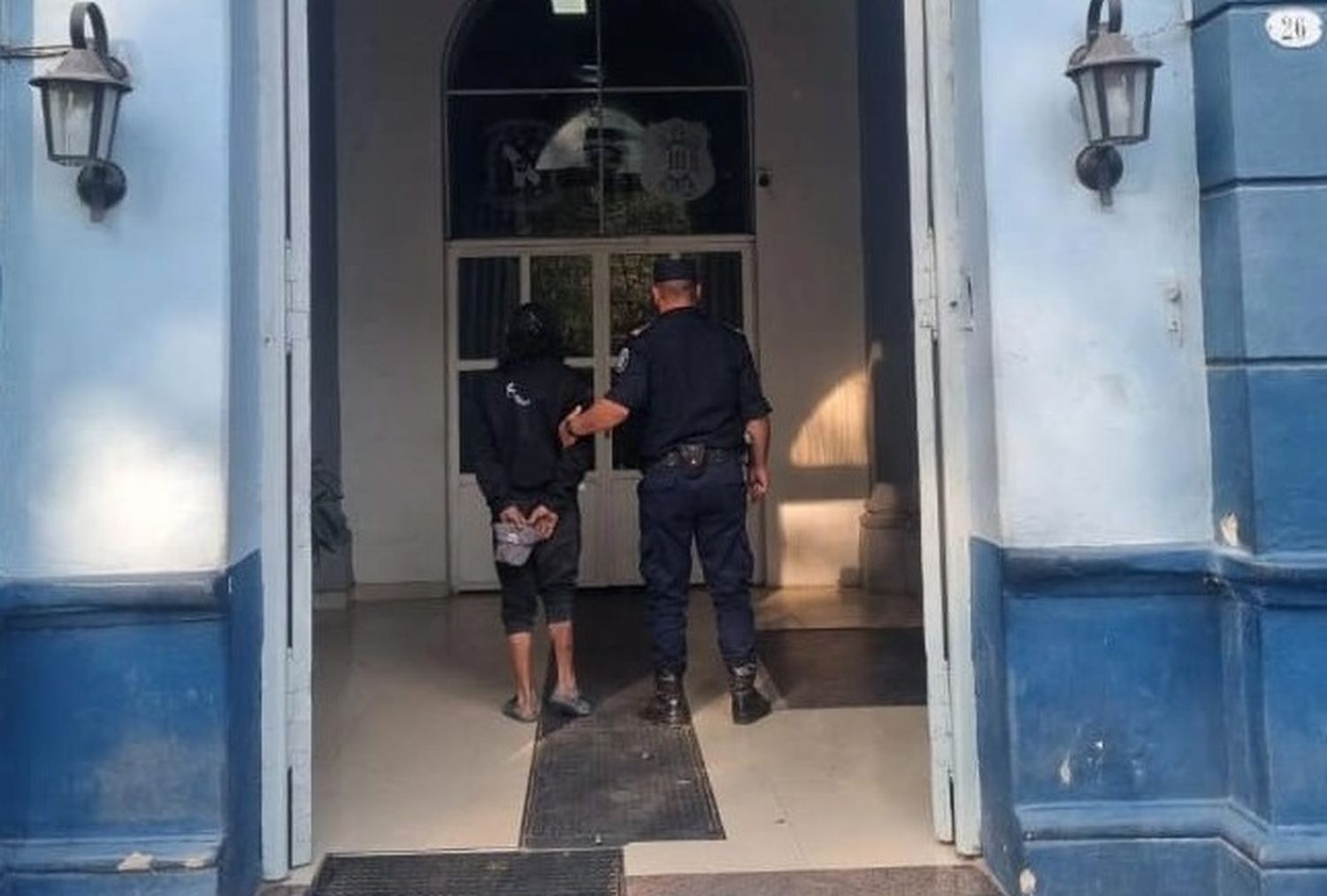 Un vecino se acostó a dormir la siesta y le robaron el aire acondicionado
