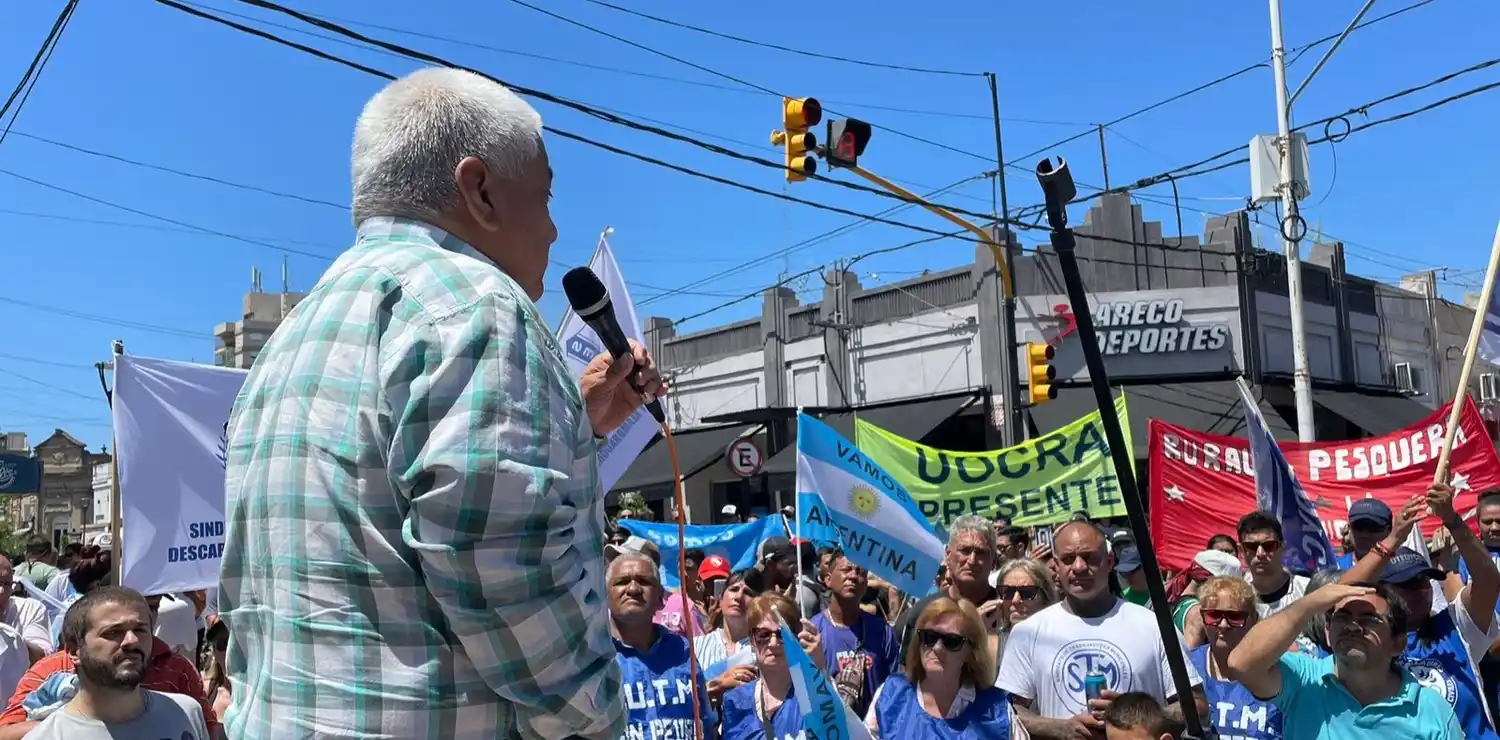 En el acto y movilización por el paro de la CGT, Salazar acusó a quienes incendian las islas y la Sociedad Rural respondió.