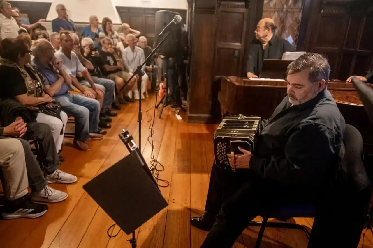 La casa ofrece contenidos que recorren la trayectoria artística y la vida cotidiana del maestro en Mar del Plata.