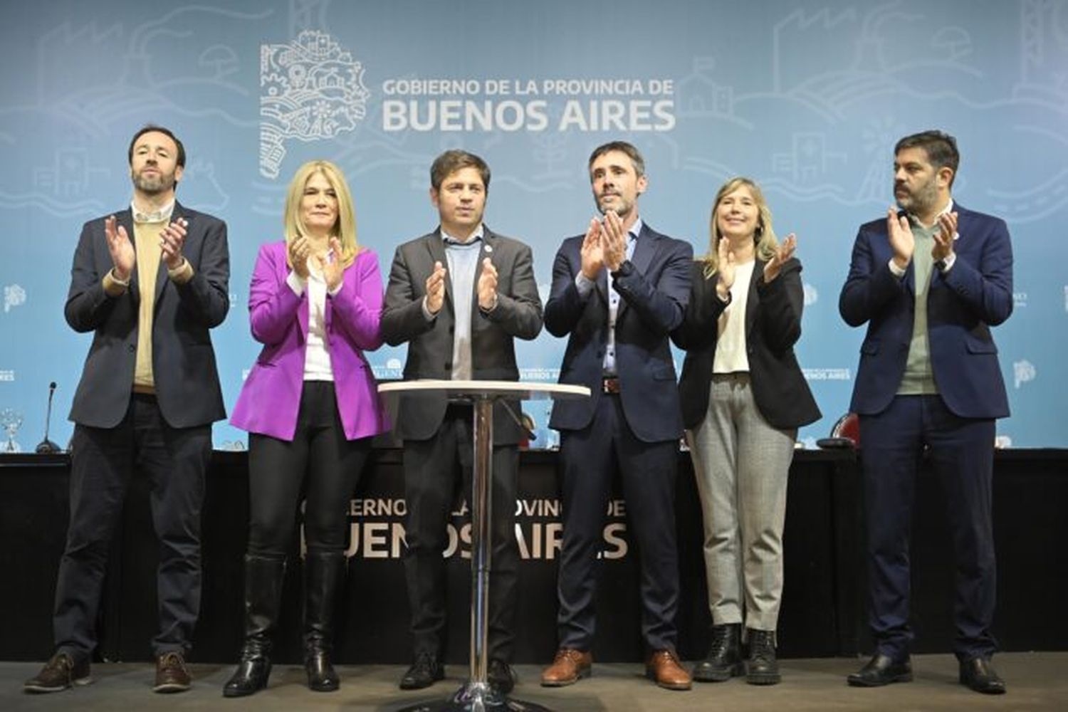 Axel Kicillof junto a parte de su Gabinete en La Plata
