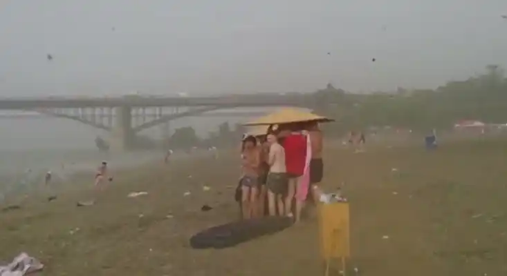 Video: disfrutaban un día de playa y estalló una tormenta de granizo 