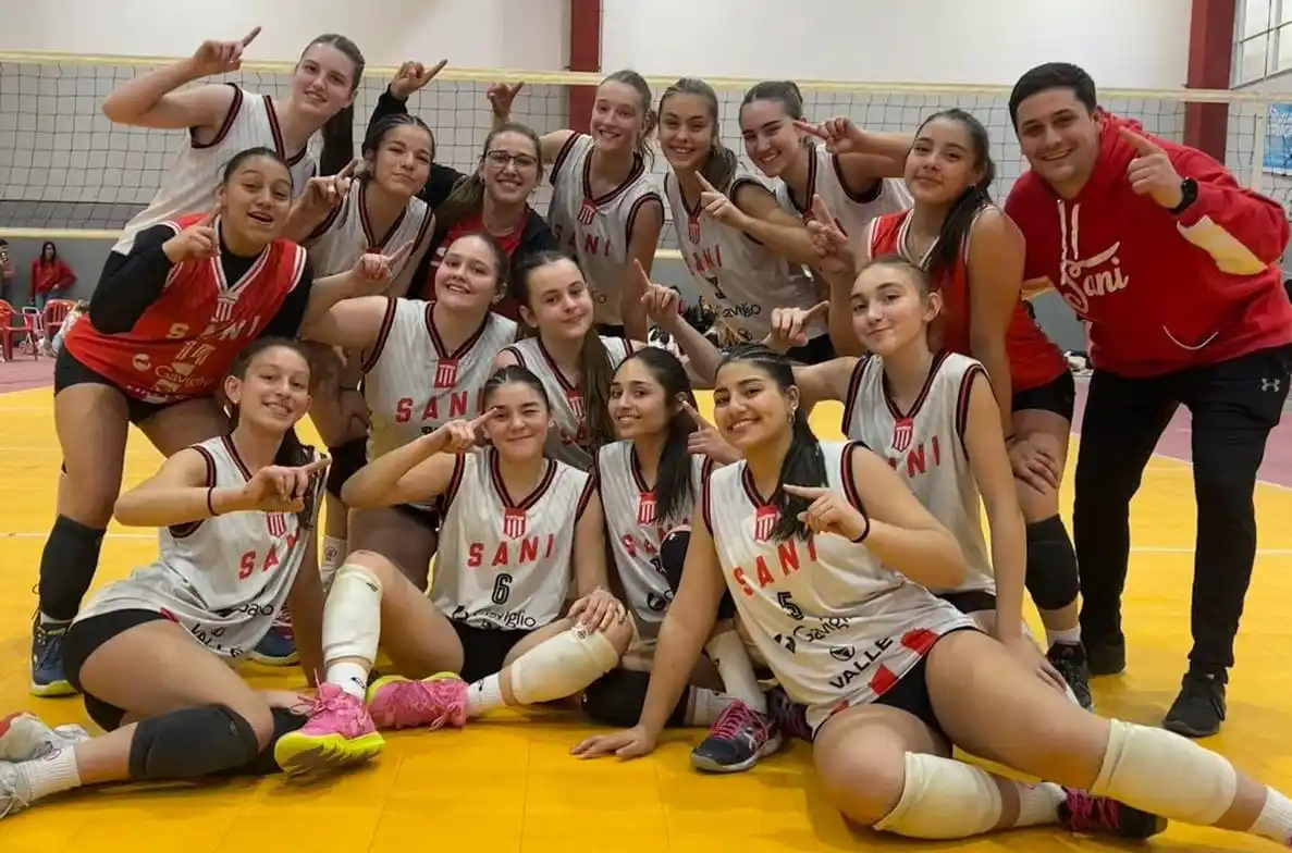 Las chicas de San Isidro celebran el título..